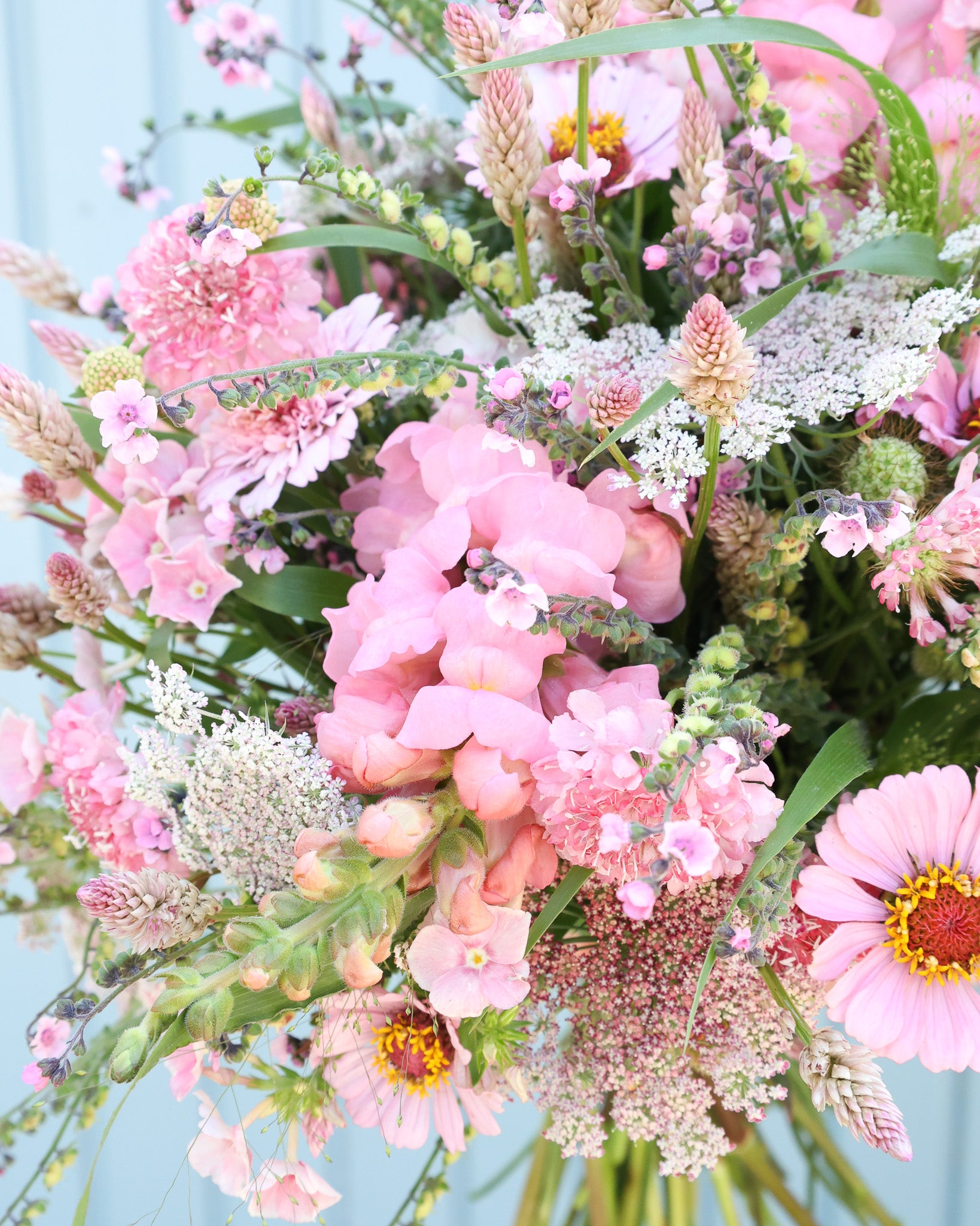 Locker gebundener Sommerstrauß aus dem Saatgutpaket Pink Harmony mit rosafarbenen und pastelligen Blüten.