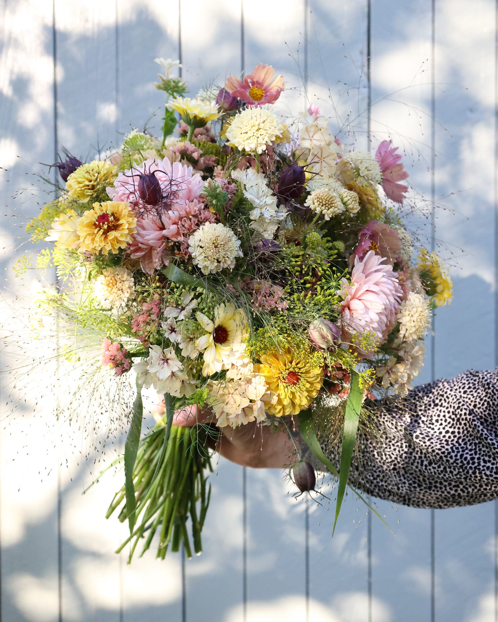Locker gebundener Sommerstrauß aus dem Saatgutpaket Soft Sunrise in Apricot-, Orange- und Cremetönen.