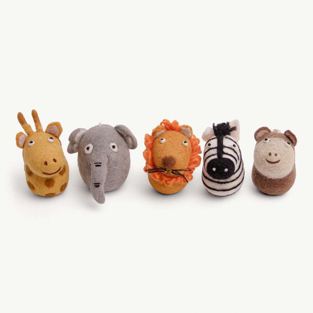 Fuenf kleine Safari-Filztiere in einer Reihe aufgestellt, die Giraffe, der Elefant, der Loewe, das Zebra und der Affe