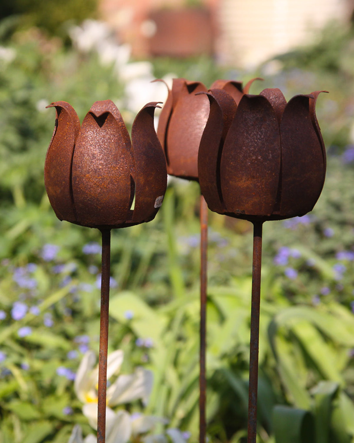 Rostiger Teelichthalter im Beet – romantische Gartenbeleuchtung von Eldgarden