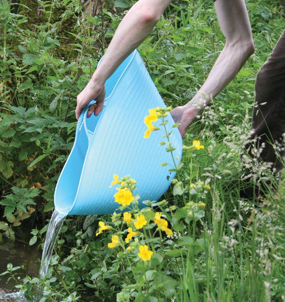Tubtrug Gartenbottich Grün beim Tragen – praktischer 26-Liter-Bottich