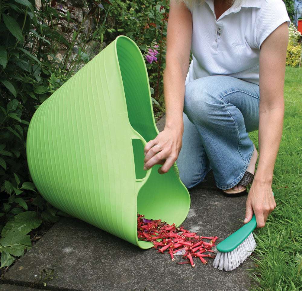 Tubtrug Gartenbottich Grün beim Tragen – praktischer 26-Liter-Bottich