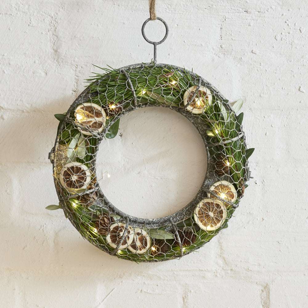 Metallkranz an der Wand – eleganter nordischer Dekostil im Garten