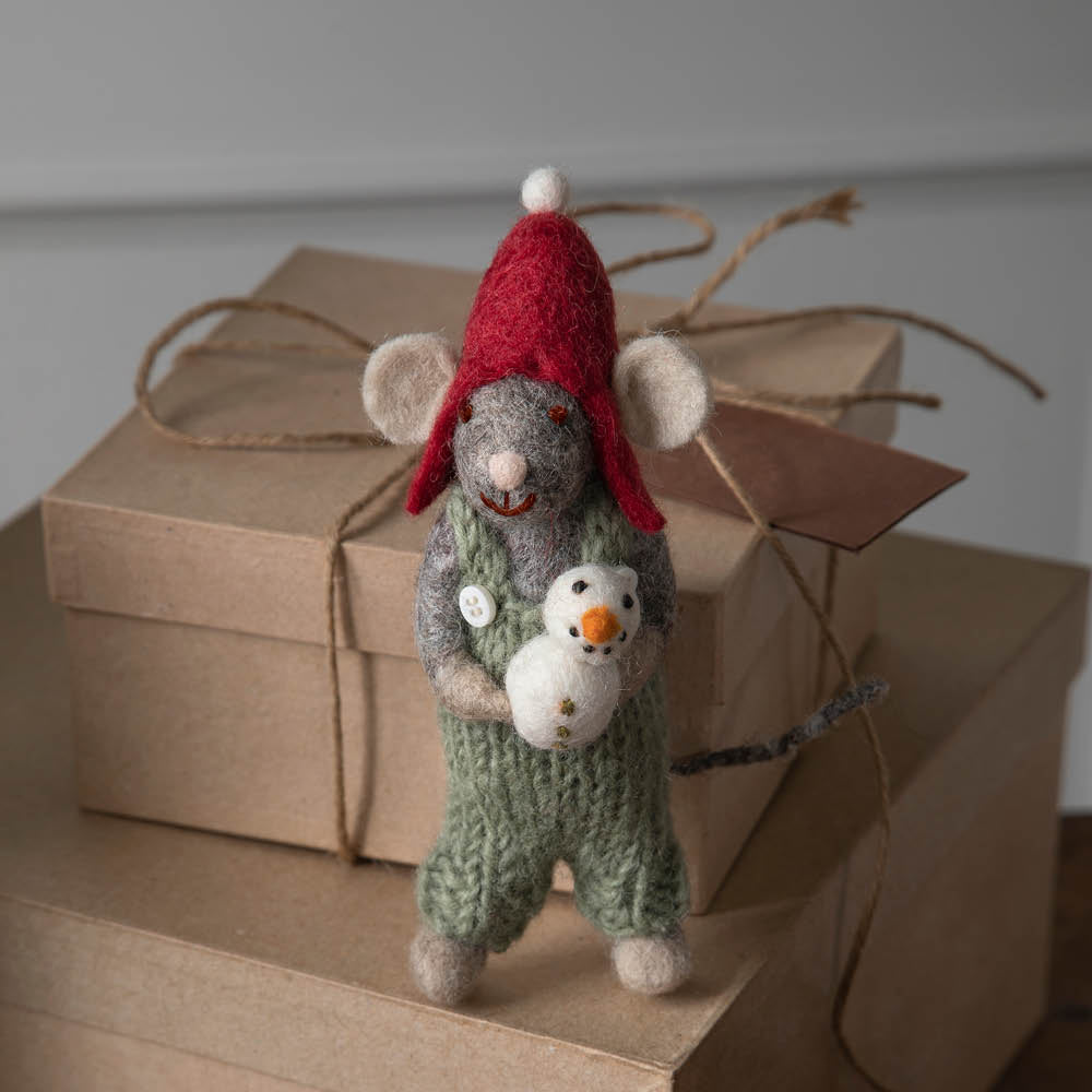 anhaenger-grauer-mausjunge-mit-schneemann-geschenk-advent-en-gry-og-sif-gartenzauber