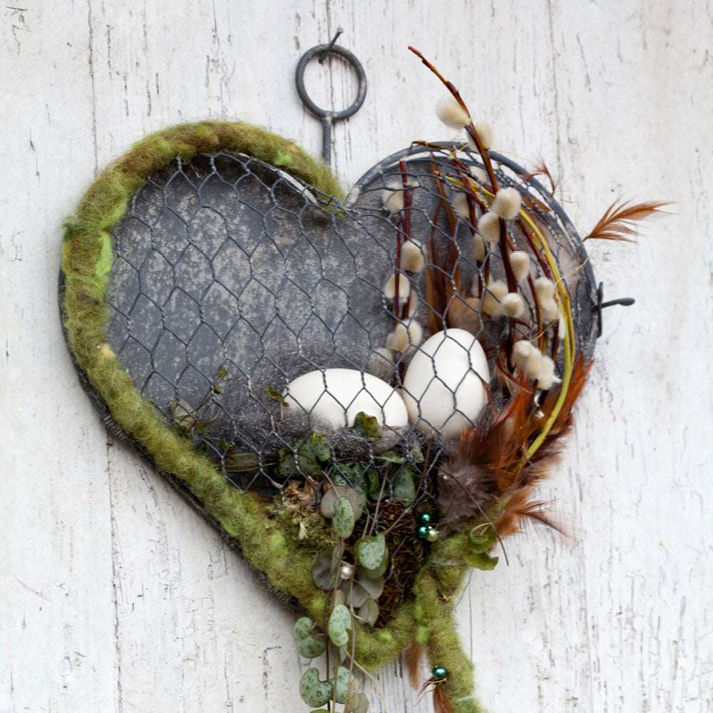 Aufhängbares Herz aus Maschendraht und Blech – dekorative Gartendeko