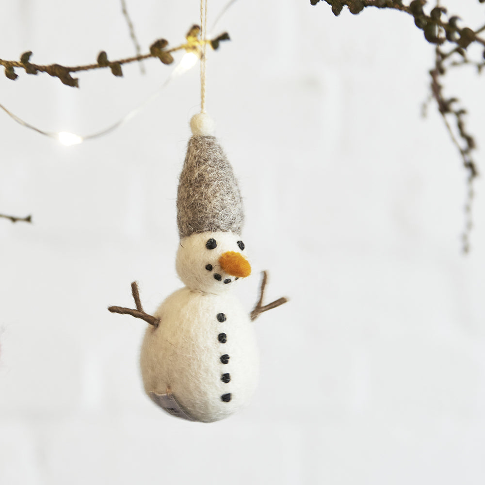 filzanhaenger-schneemaenner-mit-muetze-grau-geschenk-advent-en-gry-og-sif-weihnachten-gartenzauber