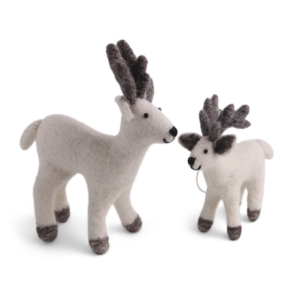 filzfigur-rentiermutter-mit-baby-weiß-geschenk-advent-en-gry-og-sif-weihnachten-gartenzauber