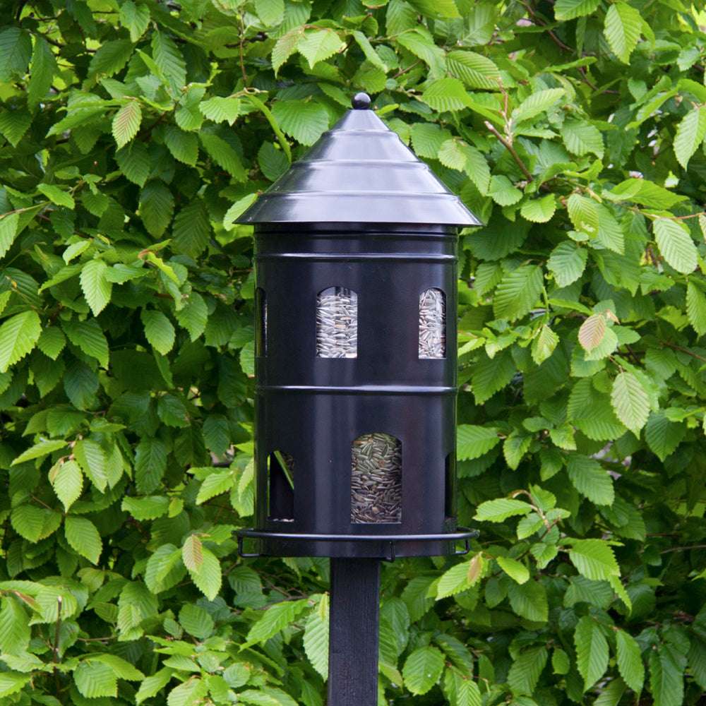 Gigant Futterstation Schwarz von Wildlife Garden im Garten montiert
