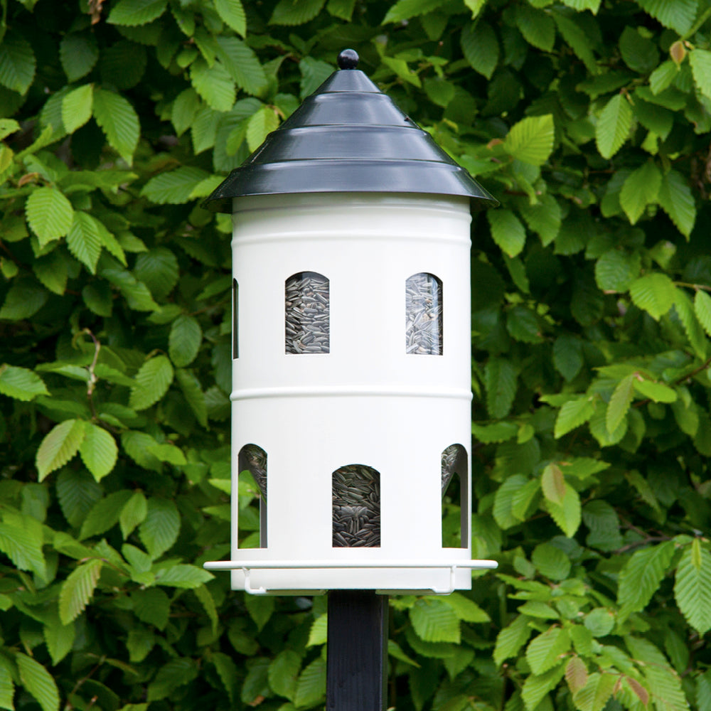 Gigant Futterstation Weiß von Wildlife Garden im Garten montiert