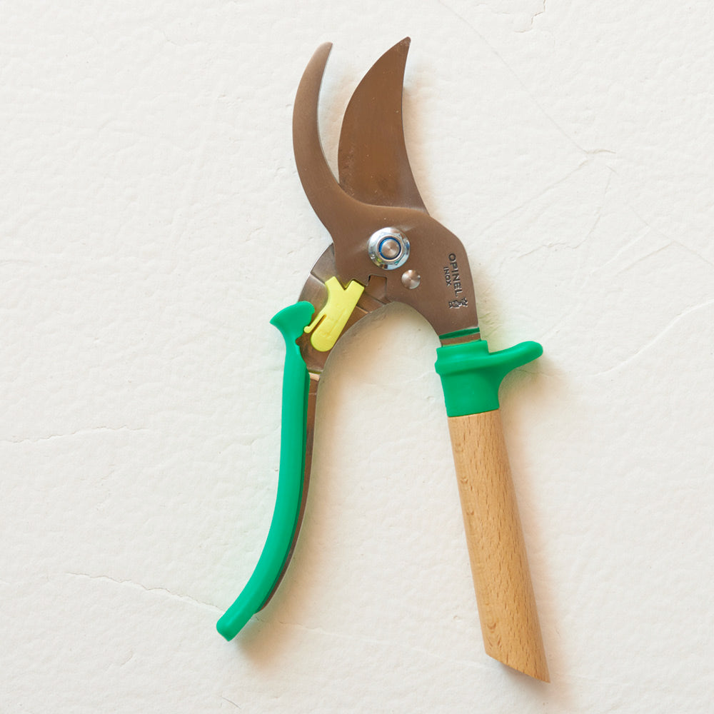 Detailansicht der Klingenform der Opinel Gartenschere – präzise Schnitte