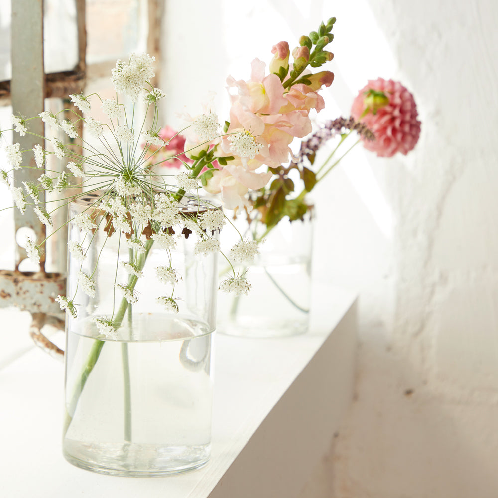 Glasvase mit dekorativem Blumenaufsatz aus Metall – stilvolle Blumendeko mit Dahlien und Sommerblumen von Gartenzauber