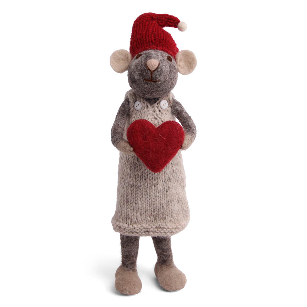 graues-mausmaedchen-mit-herz-groß-geschenk-advent-en-gry-og-sif-gartenzauber
