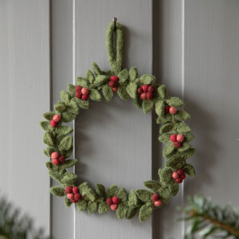 gruener-kranz-mit-roten-beeren-klein-geschenk-advent-en-gry-og-sif-gartenzauber