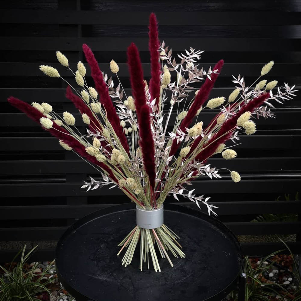 Trockenblumenstrauß gebunden mit dem Hanataba „Pearly Silver“.