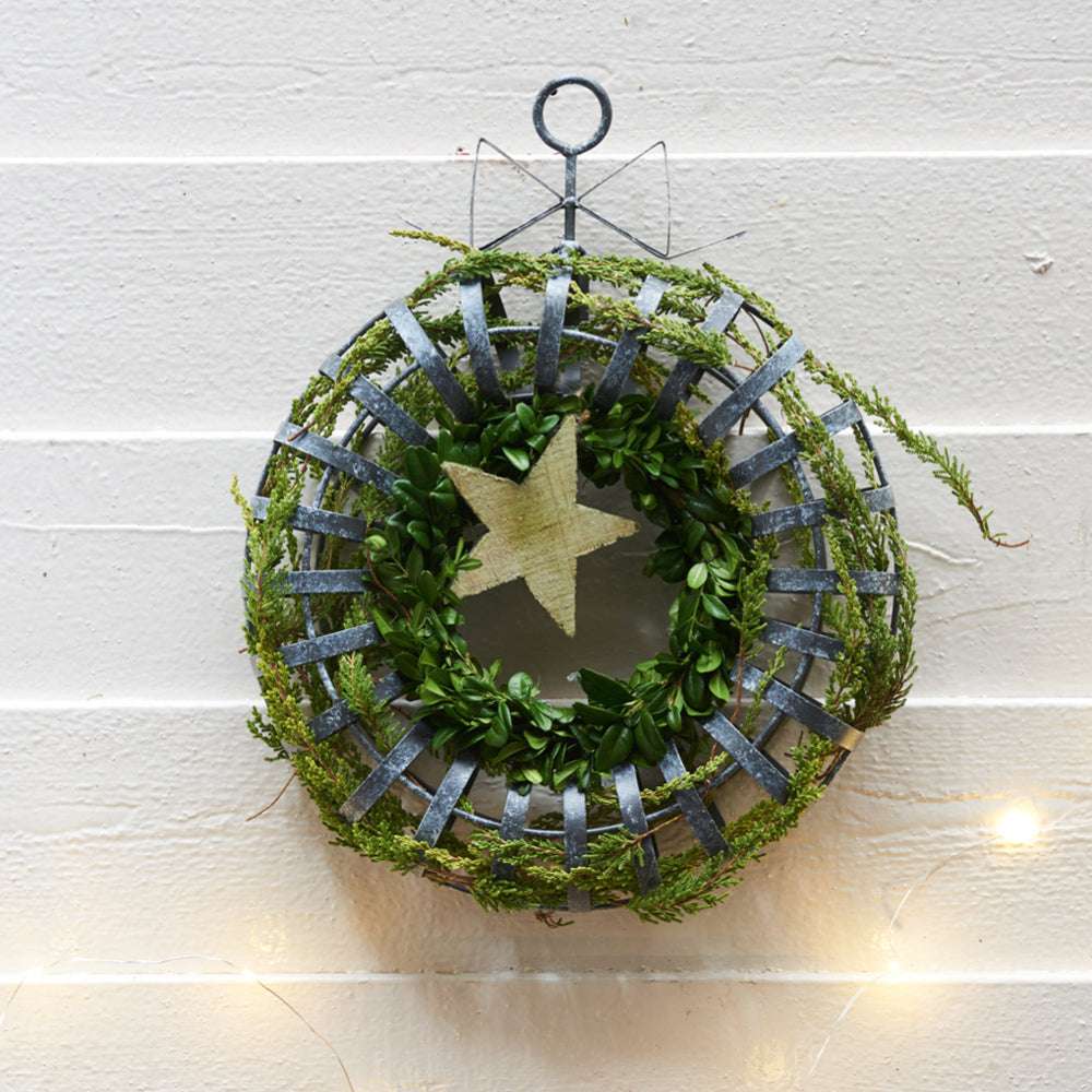 Türkranz mit Schleife und Tannengrün – natürliche Weihnachtsdekoration.