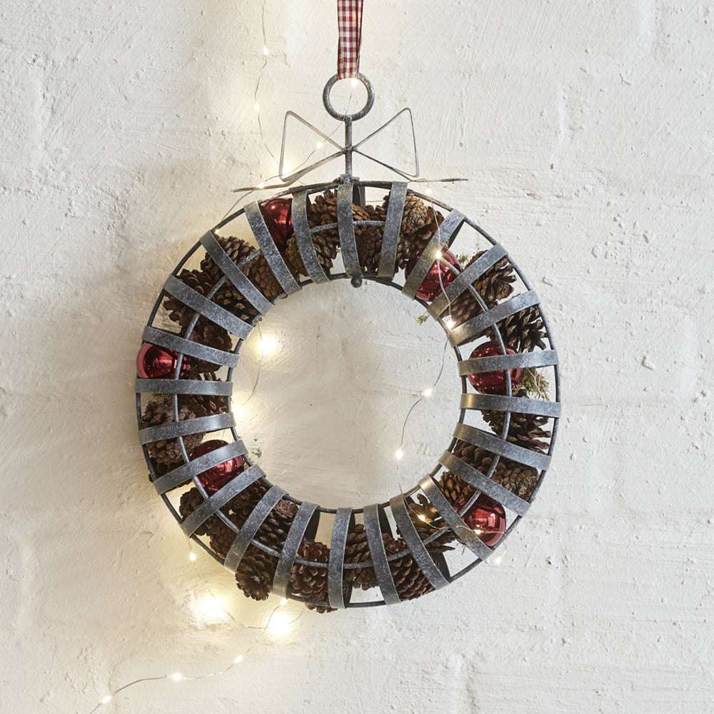 Türkranz mit Schleife und Zapfen – natürliche Weihnachtsdekoration