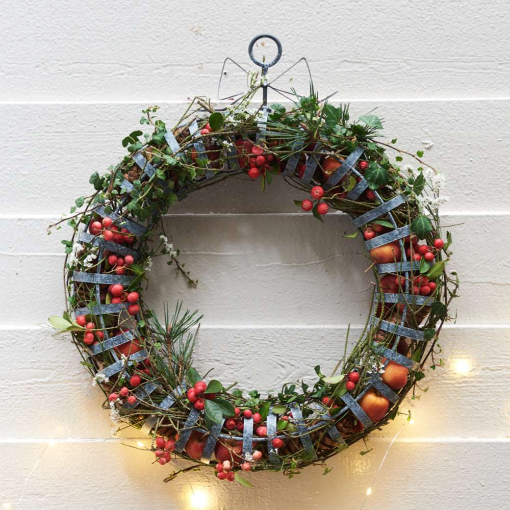 Türkranz mit Hagebutten und Grün – stimmungsvolle Deko für Weihnachten