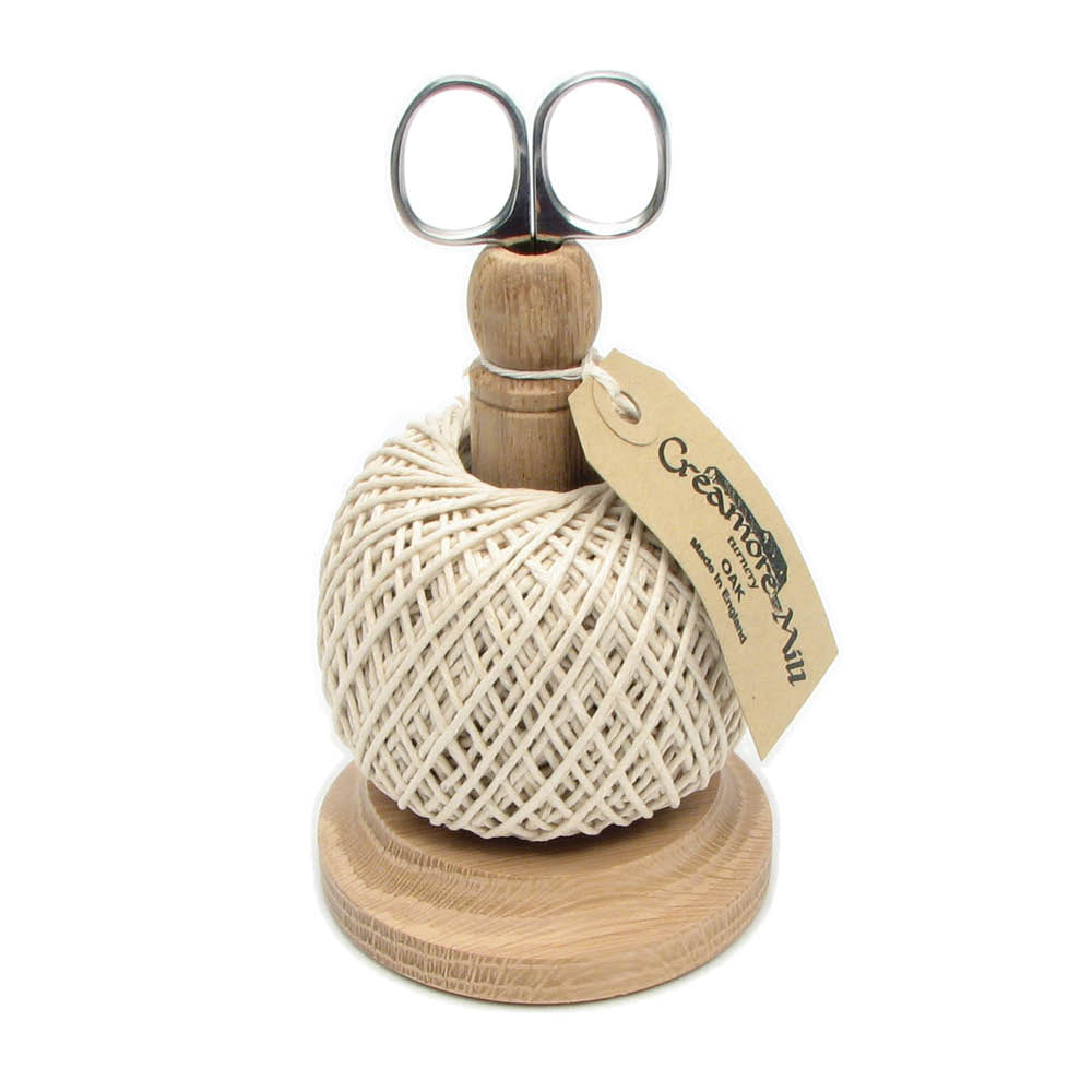 schnurhalter-mit-schnur-und-schere