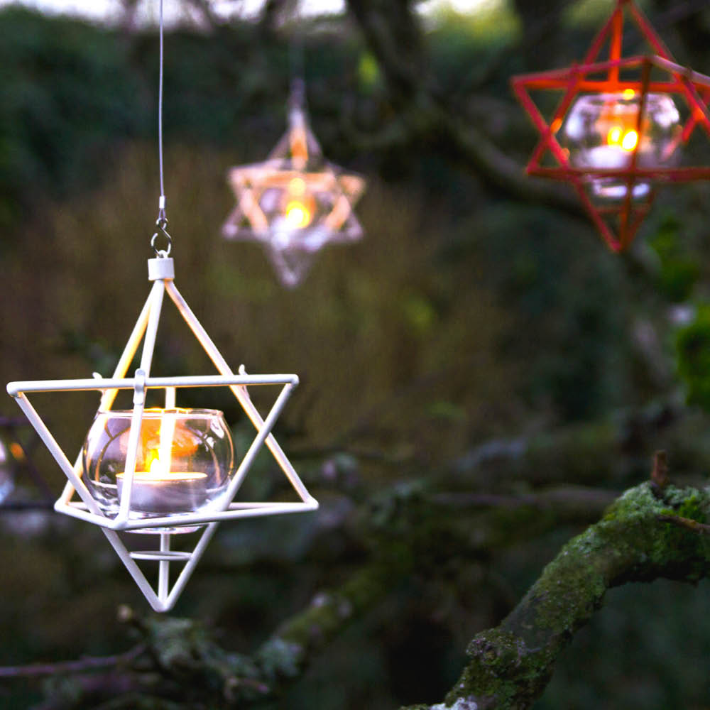 Teelichthalter im Meisenknödelspender Stern aufgehängt im Garten