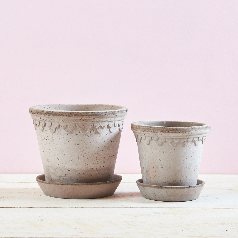 tontopf-kopenhagen-grau-18cm-terrakotta-uebertopf-bergs_potter-gartenzauber-blumentopf-pflanzgefaess