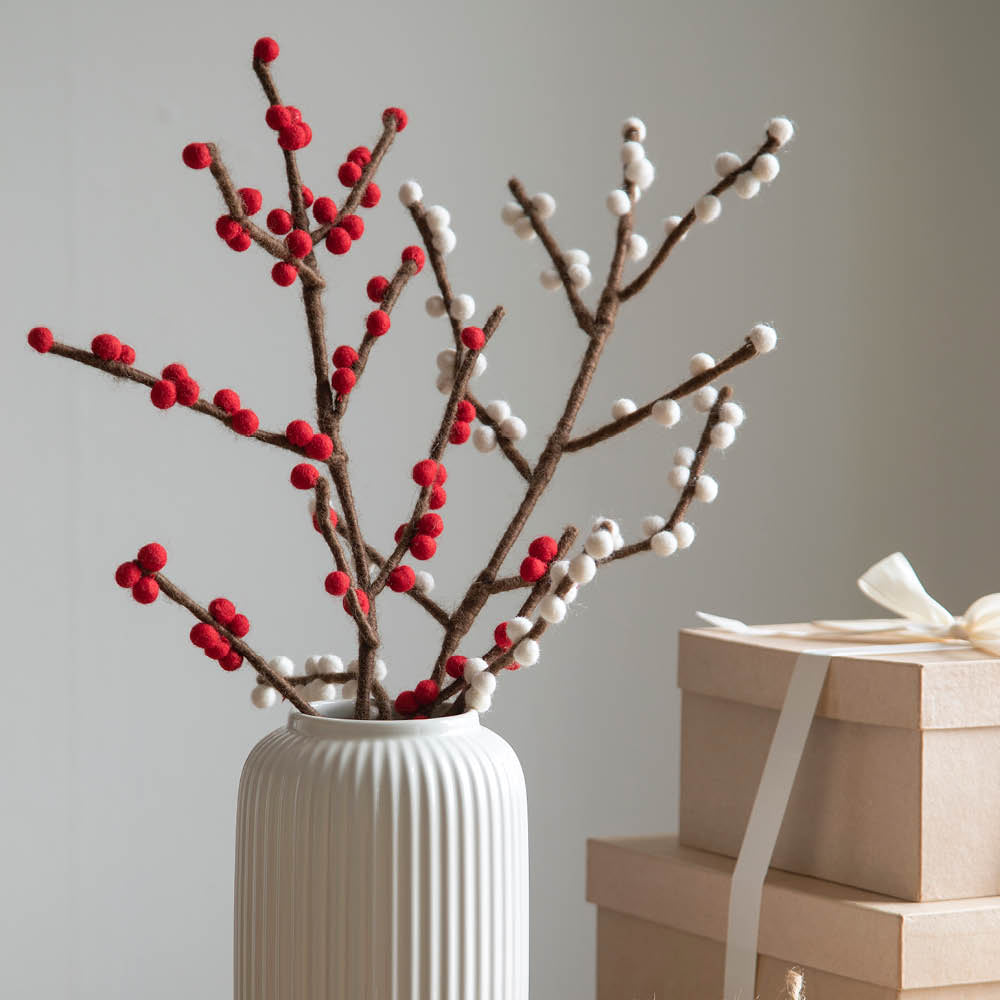 zweig-mit-roten-beeren-geschenk-advent-en-gry-og-sif-gartenzauber