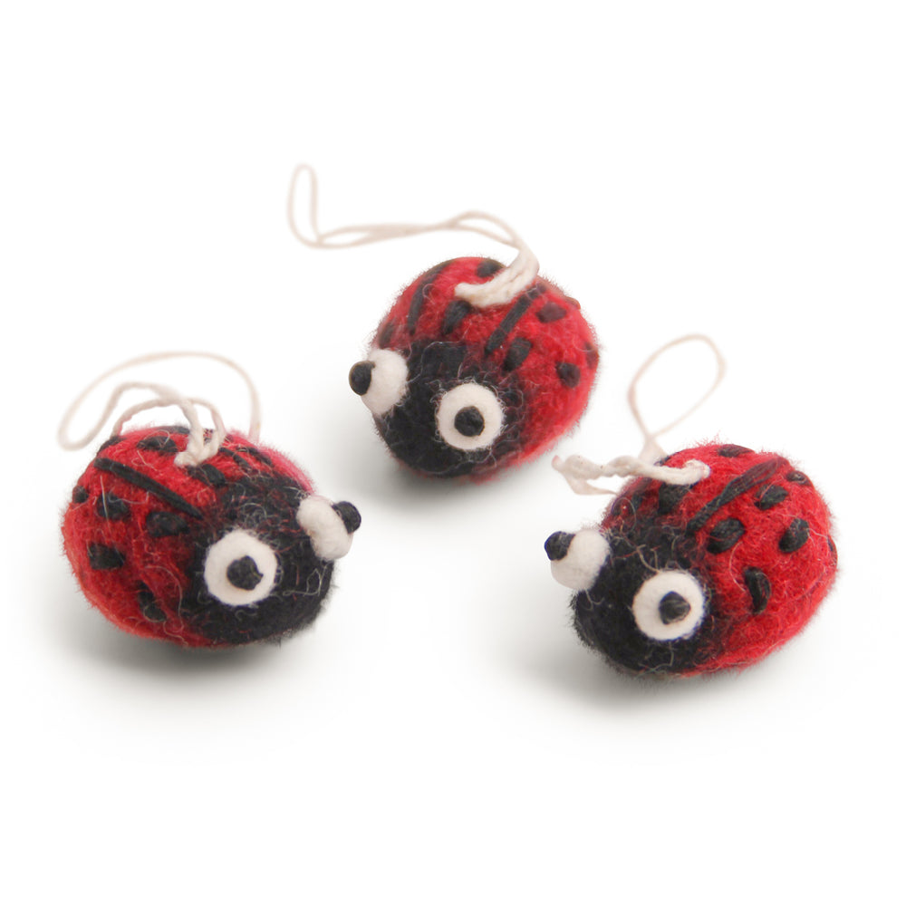 Drei kleine Filzmarienkaefer als Anhaenger