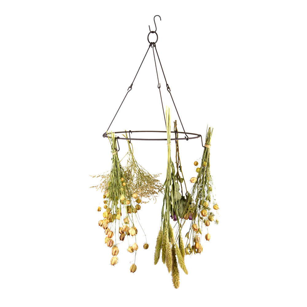 Blumen- und Kräutertrockner aus Metall mit aufgehängten Kräutern und Blumen