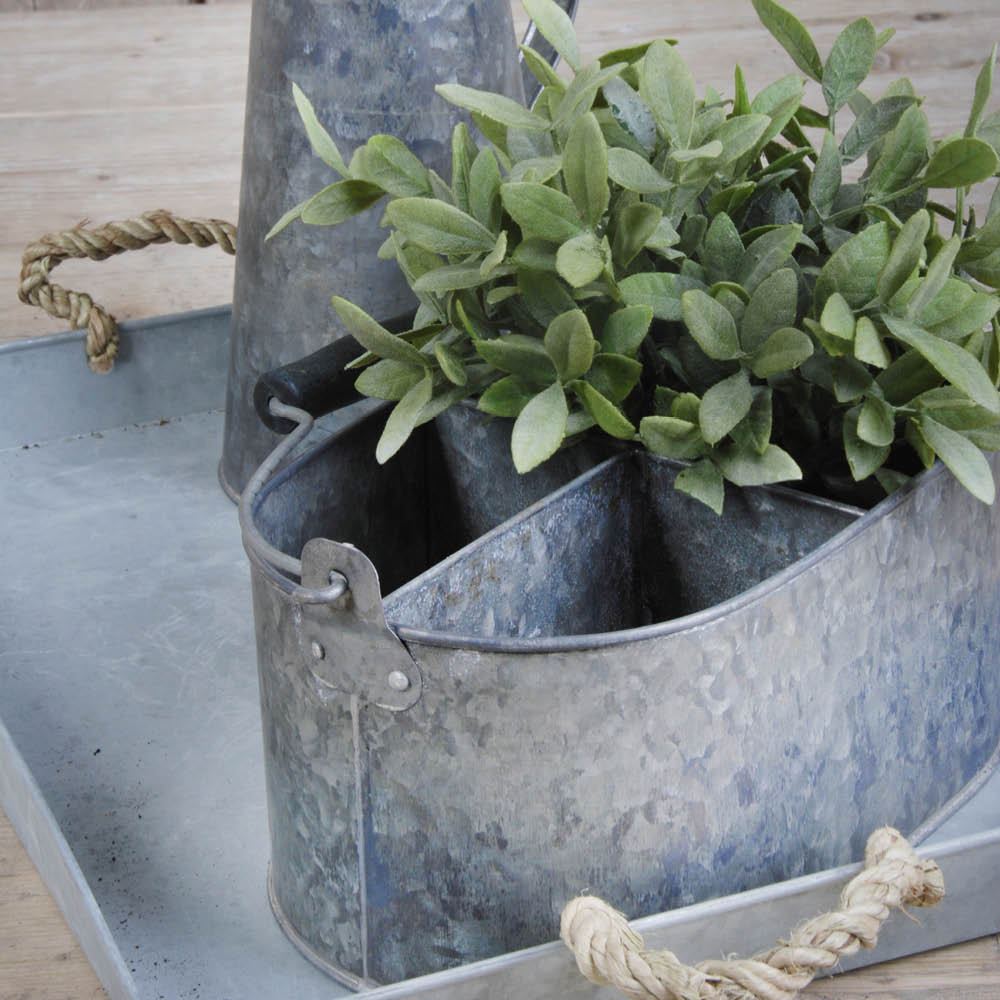 Zink-Eimer mit Kräutern bepflanzt auf dem Gartentisch