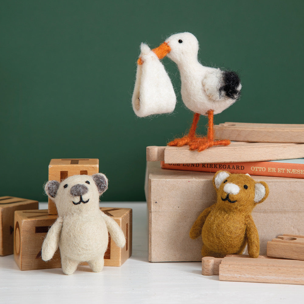 filzanhaenger-storch-baby-en-gry-sif-fairtrade-gartenzauber