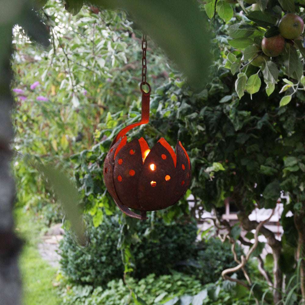 Hängendes Teelicht in Tulpenform – stimmungsvolles Licht im Garten