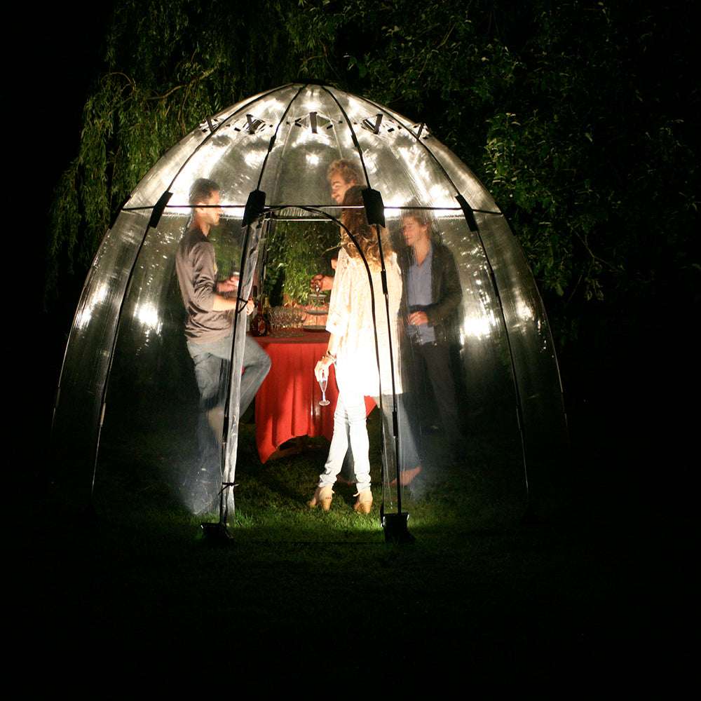 Menschen stehen an einem Stehtisch im Gewächshaus Sunbubble Large