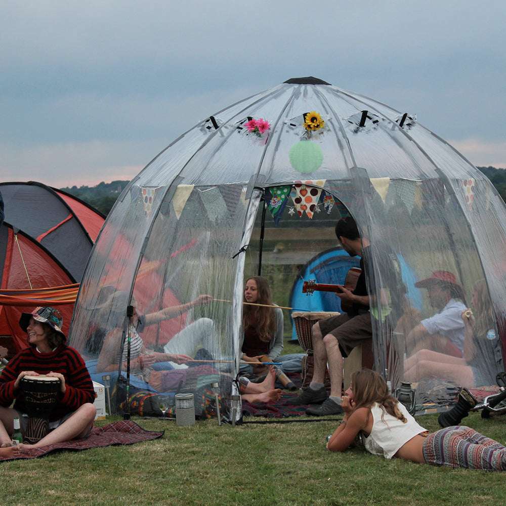 Menschen sitzen gemütlich im Sunbubble Gewächshaus
