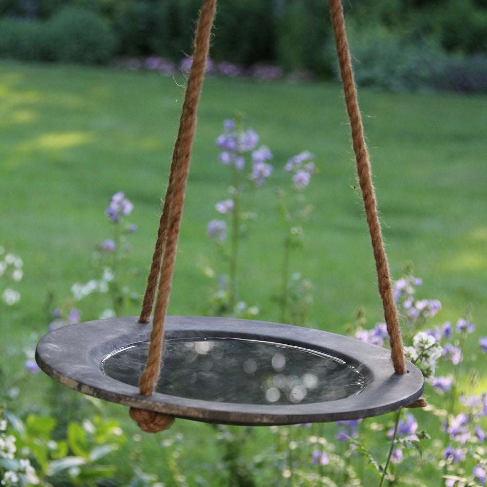Hängende Schale in Steinoptik mit Wasser – elegantes Vogelbad im Garten