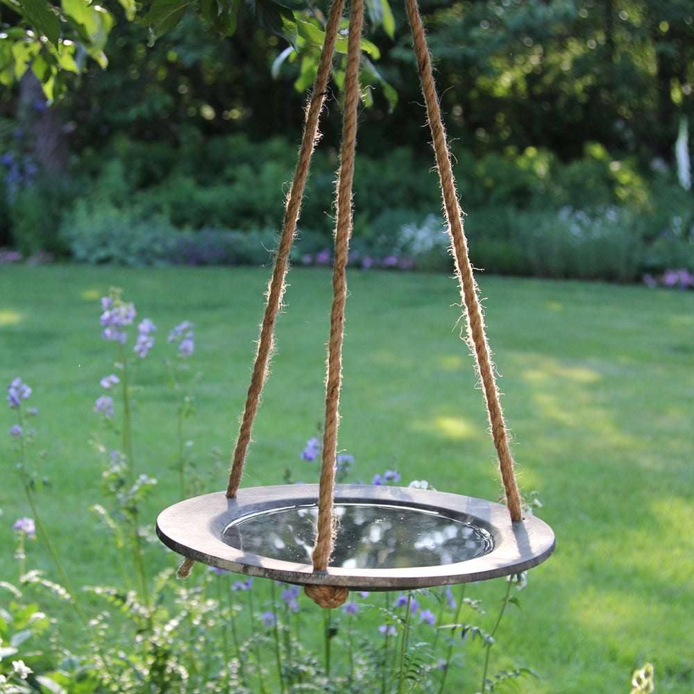 Hängende Schale in Steinoptik mit Wasser – elegantes Vogelbad im Garten