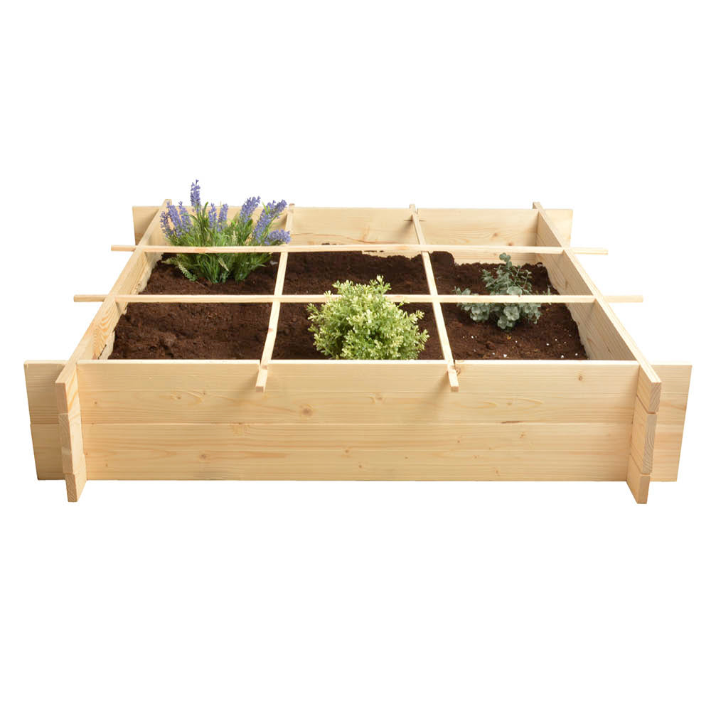 Holzbeet mit neun Pflanzfeldern und Kräutern bepflanzt