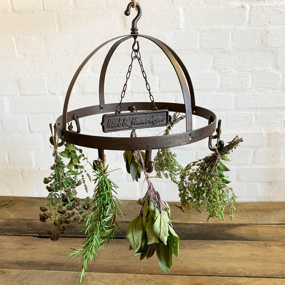 Dekorativer Blumen- und Kräuterhänger aus braunem Gusseisen mit getrockneten Kräutern