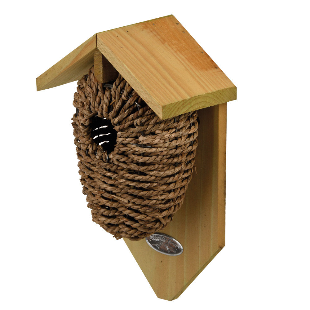 Nistbeutel aus Seegras mit Holzvordach für kleine Gartenvögel