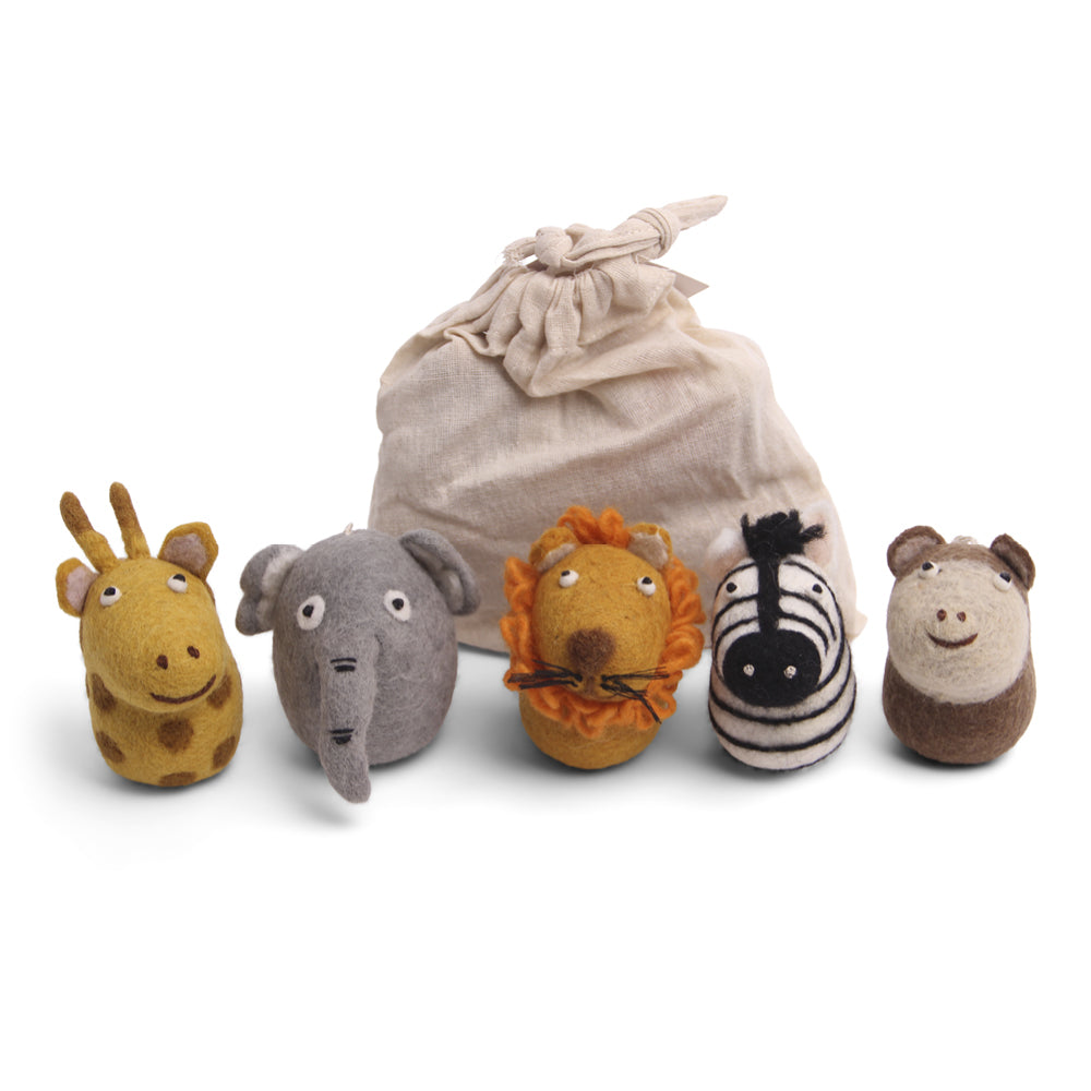 Fuenf kleine Safari-Filztiere in einer Reihe aufgestellt, die Giraffe, der Elefant, der Loewe, das Zebra und der Affe und dahinter der Beutel, in dem sie aufbewahrt werden koennen