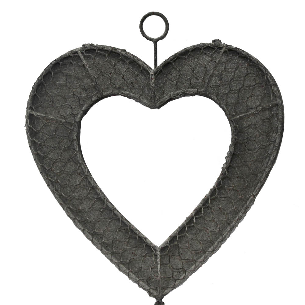 Metallkranz in Herzform – romantische Gartendeko im Landhausstil