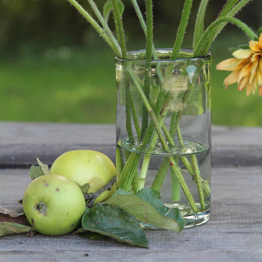 Glasvase Wellow – dekoriert mit Gartenblumen auf Holztisch