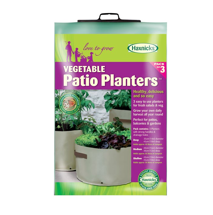 Vigoroot Pflanztaschen 3er Set von Haxnicks, bepflanzt mit Kräutern auf Holztisch